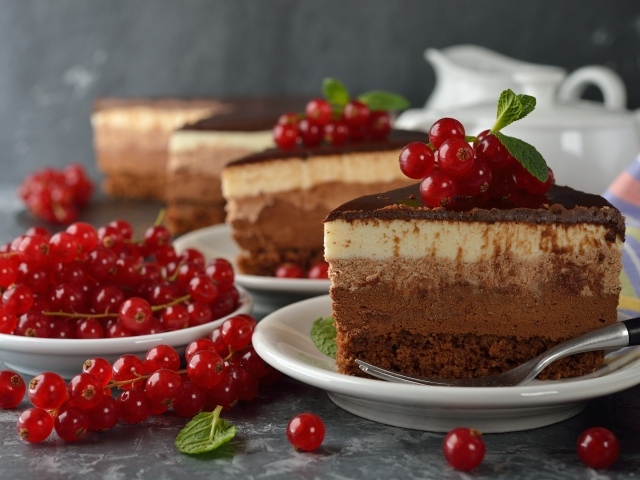 Аппетитные куски торта с ягодами красной смородины