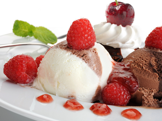 Шарики шоколадного и ванильного мороженого с ягодами малины и вишни