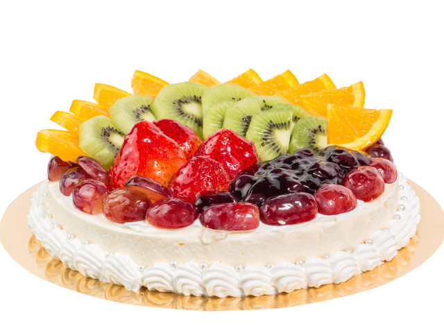 Красивый праздничный торт с ягодами на белом фоне