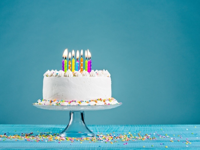 Красивый торт со свечками на день рождения