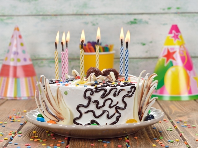 Красивый праздничный торт со свечами на день рождения