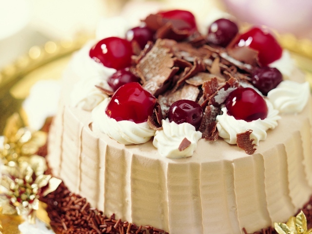 Красивый праздничный торт с кремом, шоколадом и вишнями 