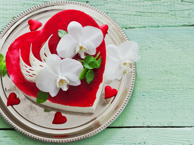Красивый торт в форме сердца с белыми орхидеями