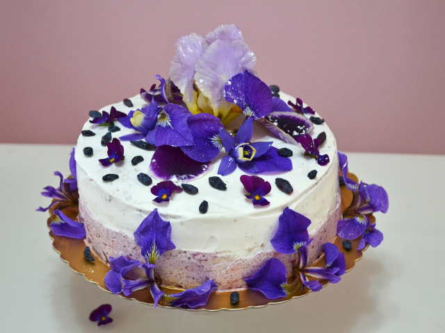 Красивый торт с фиолетовыми цветами ириса 