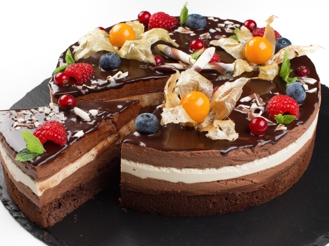 Красивый торт с суфле, шоколадом и ягодами