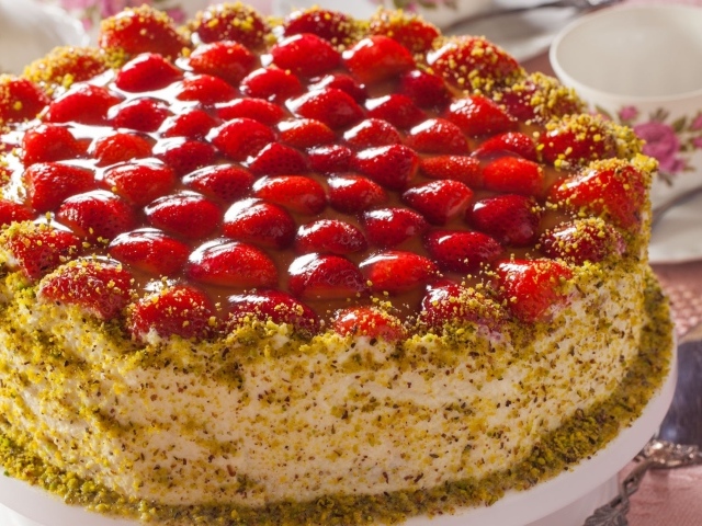 Красивый торт с клубникой 
