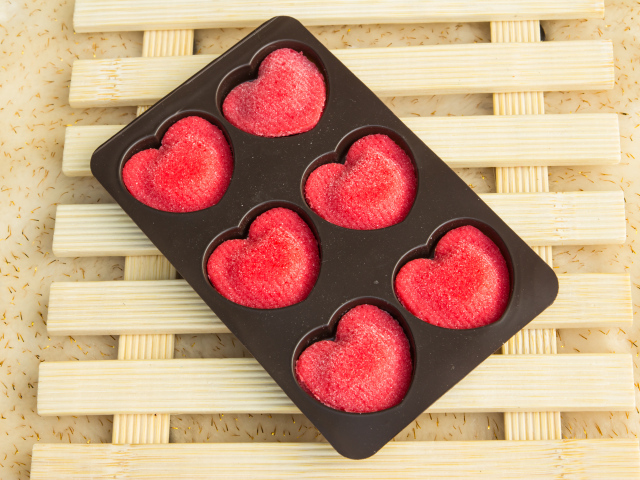 Красивые конфеты в форме красных сердечек