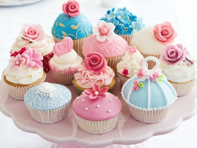 Красивые праздничные маффины с украшениями из мастики