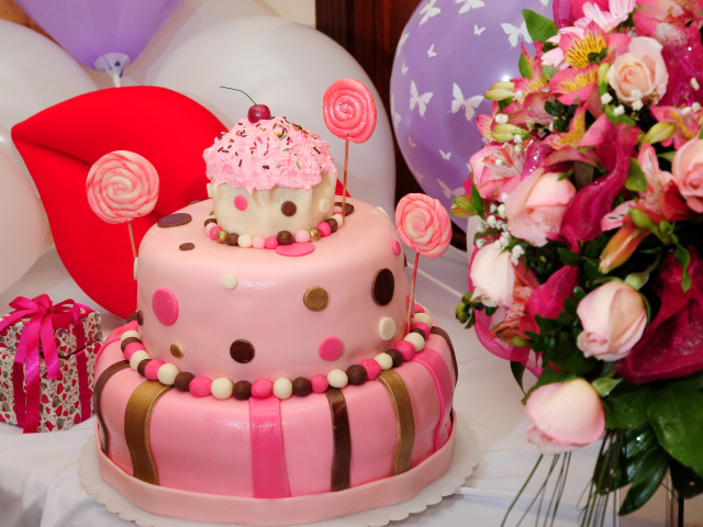Красивый розовый торт на день рождения с букетом цветов