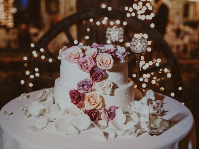 Красивый свадебный торт украшен розами