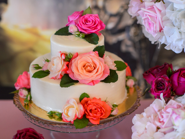 Красивый свадебный торт с розами