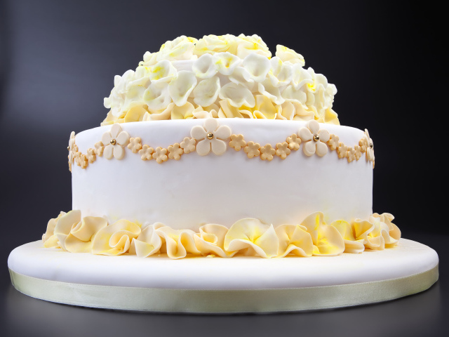 Красивый белый свадебный торт