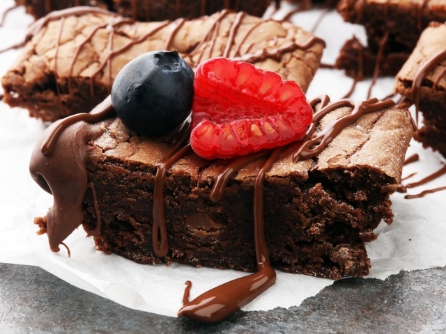 Пирожное брауни с шоколадом и ягодами малины и черники 