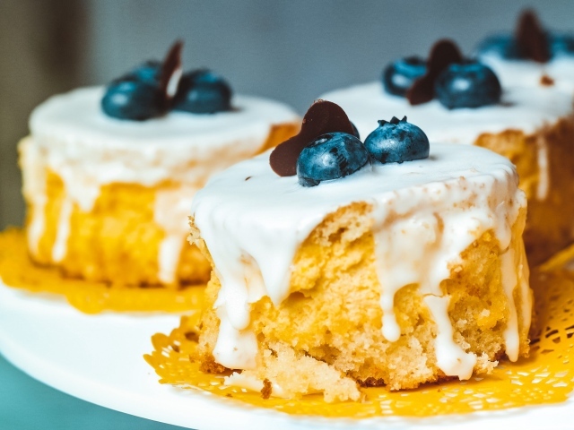 Пирожное в глазури с ягодами черники 