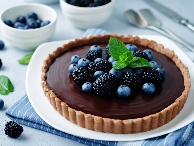 Пирог с шоколадом и ягодами черники и ежевики 