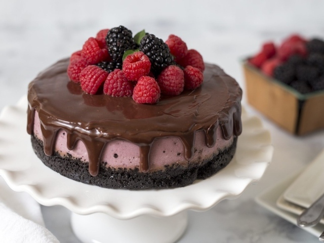 Торт с шоколадом на столе с ягодами черники и малины 