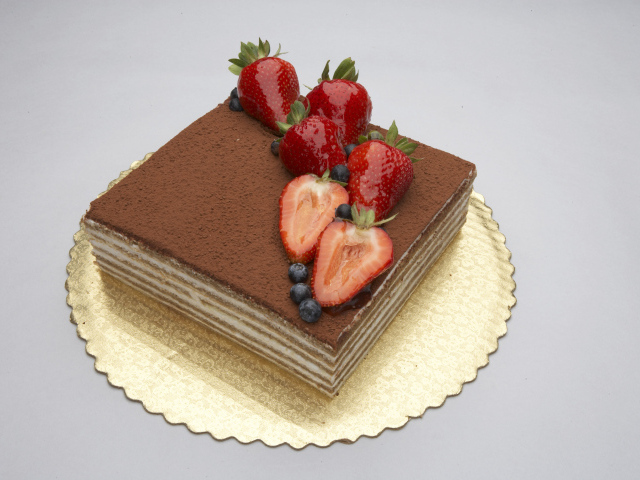 Торт с клубникой и черникой и шоколадом 