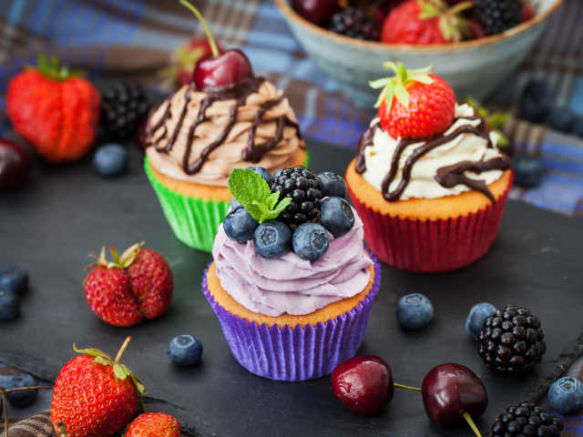 Капкейки с кремом, ягодами черники, клубники, ежевики и черешни
