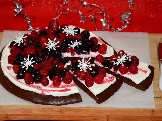 Праздничный пирог с ягодами на деревянной доске