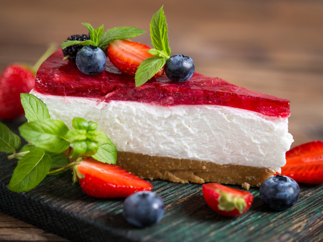 Чизкейк с черникой, клубникой и мятой