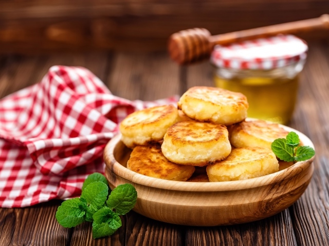 Сырники на столе с медом