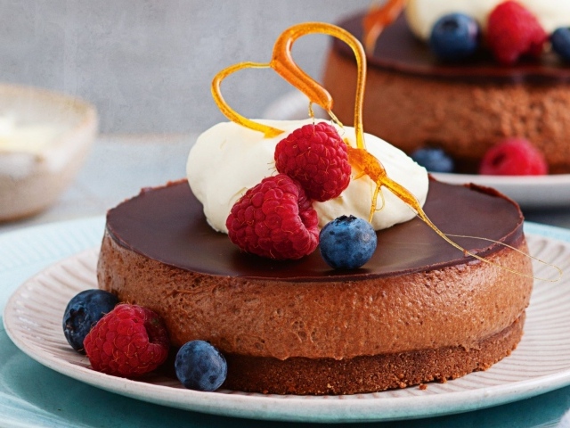 Шоколадное пирожное с ягодами клубники и черники
