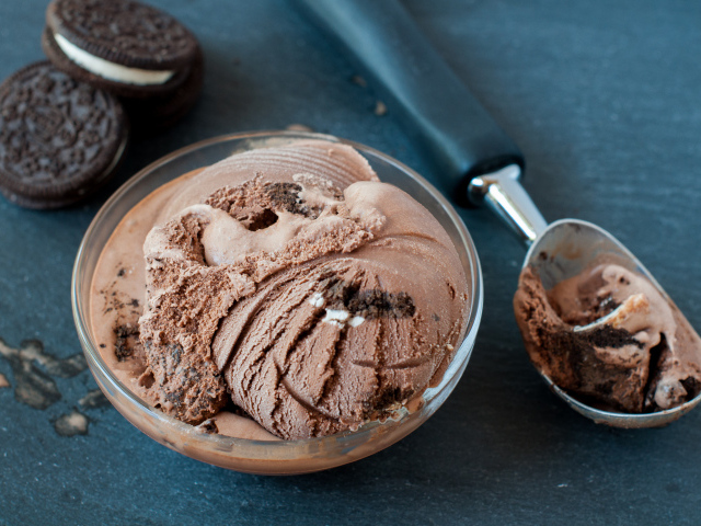 Шоколадное мороженое на столе с печеньем Орео