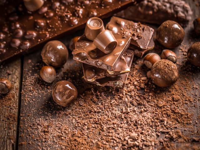 Шоколадные конфеты и плитки молочного шоколада с фундуком 