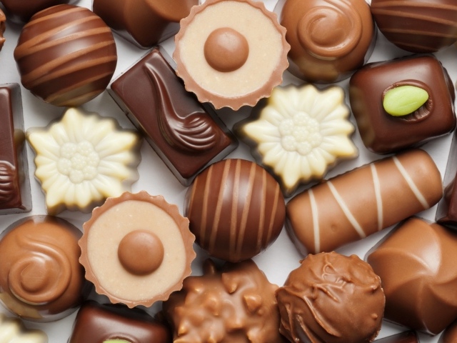 Шоколадные конфеты ассорти крупным планом 