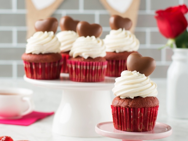 Кекс со сливками и шоколадным сердечком