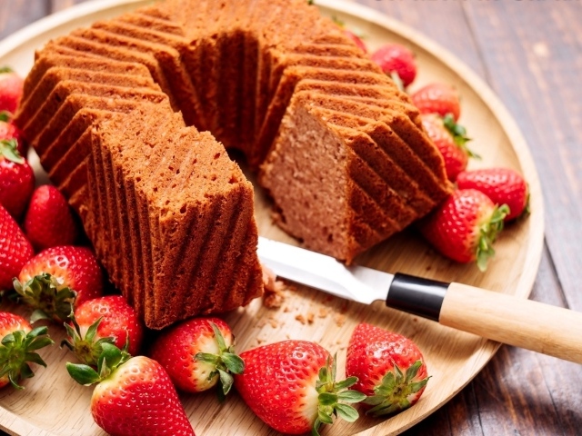 Кекс со свежей клубникой на тарелке