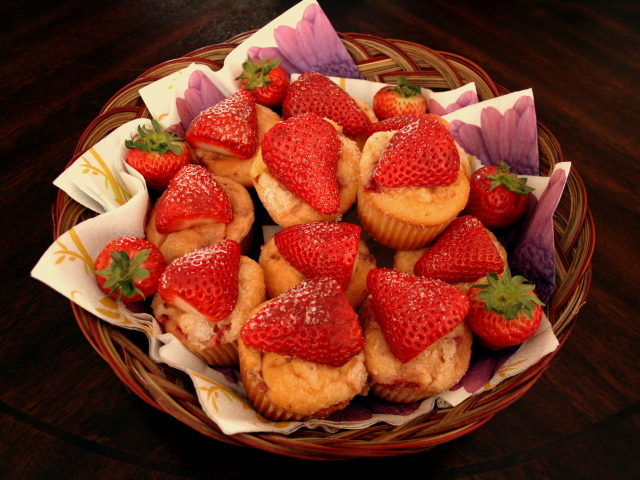 Кексы с клубникой в корзинке