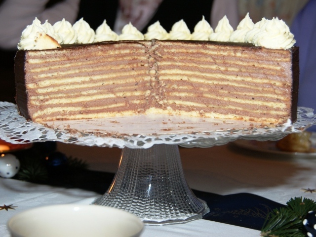Разрезанный торт с кремом на стеклянном блюде