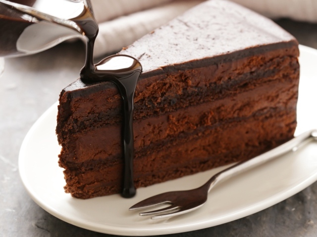 Вкусный торт на белой тарелке с шоколадом