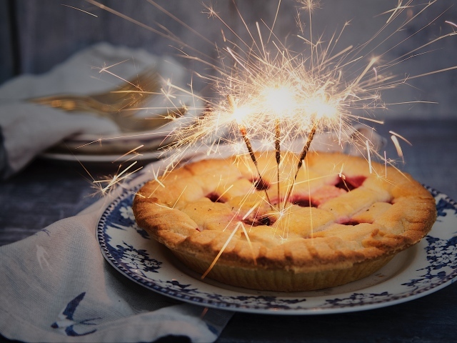 Аппетитный пирог с зажженными бенгальскими огнями
