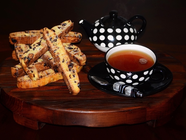 Вкусное печенье с орехами на столе с чашкой чая