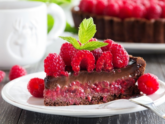 Вкусный пирог с шоколадом и ягодами малины 