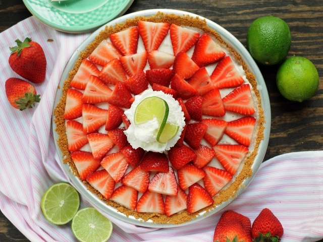Вкусный пирог с кремом, клубникой и лаймом