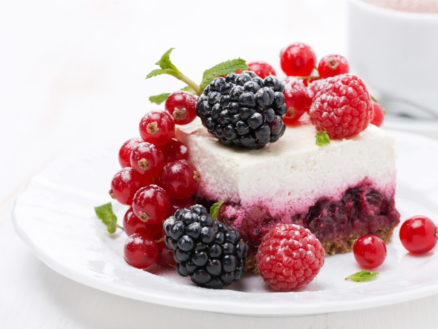 Десерт с ягодами ежевики, красной смородины и малины