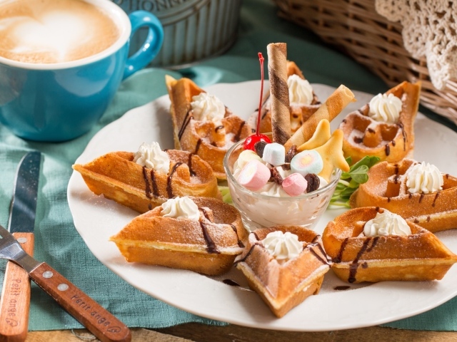 Десерт с мороженым и чашкой кофе