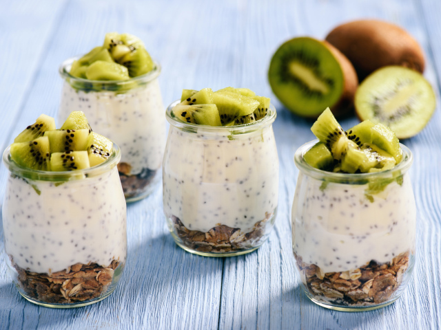 Десерт с овсяными хлопьями и йогуртом в стаканах с кусочками киви