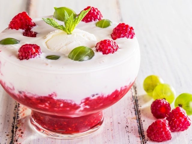 Десерт с йогуртом, малиной, крыжовником и мороженым