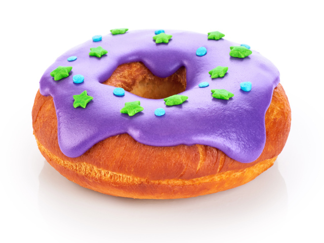 Пончик с фиолетовой глазурью на белом фоне