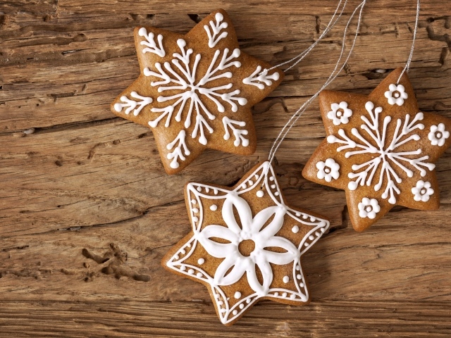 Праздничное имбирное печенье на новый год на деревянном столе