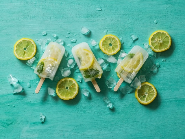 Фруктовое мороженое с лимоном и кусочками льда на столе 