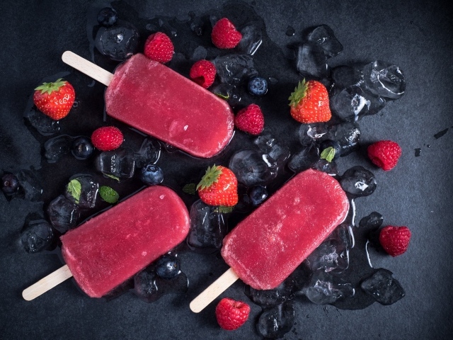 Фруктовое мороженое с ягодами малины, клубники и кубиками льда