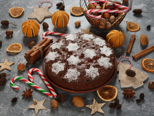 Праздничный пирог с пряностями и орехами на столе