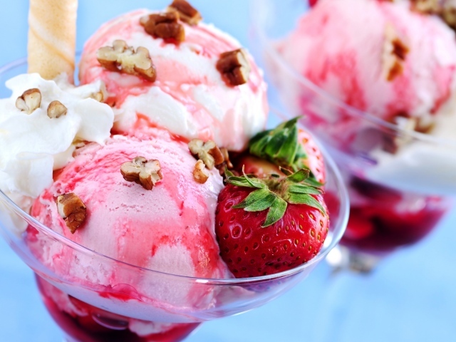 Мороженое с грецкими орехами и ягодами клубники 