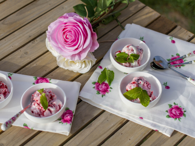 Мороженое в пиалах на столе с розами 