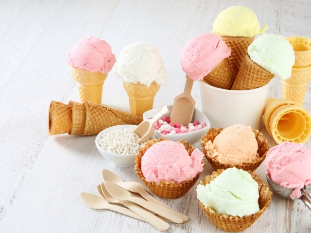 Мороженое в вафельных стаканчиках на столе